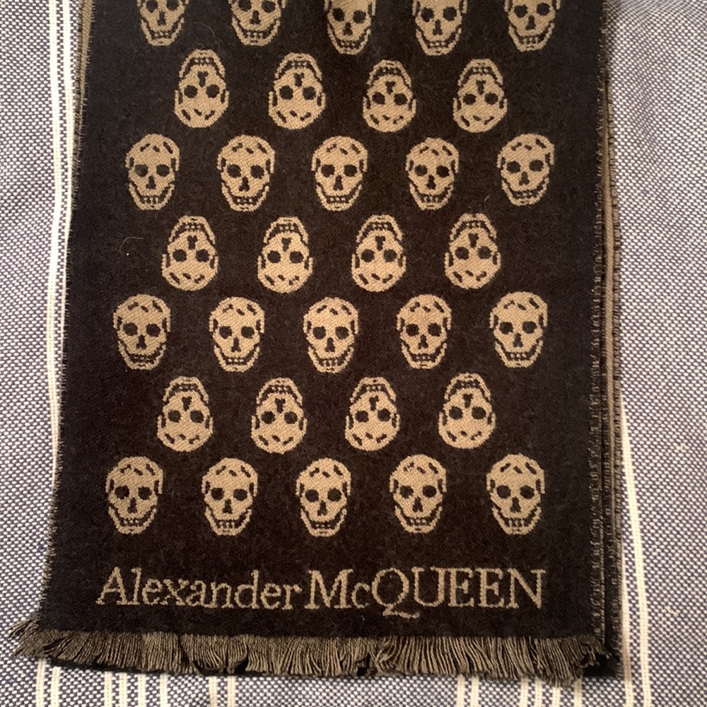 Alexander McQueen wool scarf with box NEVER WORN